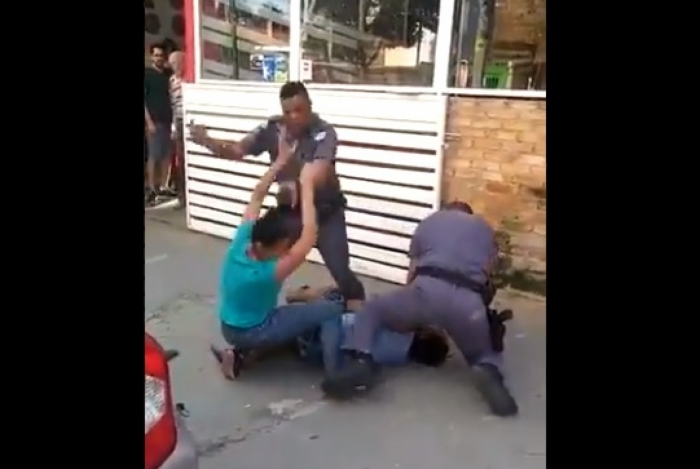 PM-SP chamou agressões a homem no chão e mulher que tentou defendê-lo de 'falhas operacionais'. Governador Dórea disse que PMs serão afastados - Foto: Divulgação PM-SP chamou agressões a homem no chão e mulher que tentou defendê-lo de 'falhas operacionais'. Governador Dórea disse que PMs serão afastados - Foto: Divulgação